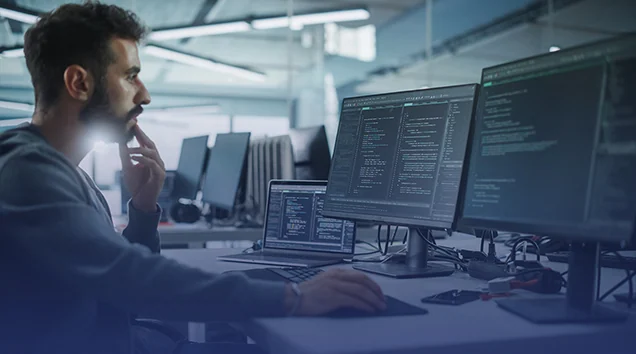 Complexis specialist at a workstation