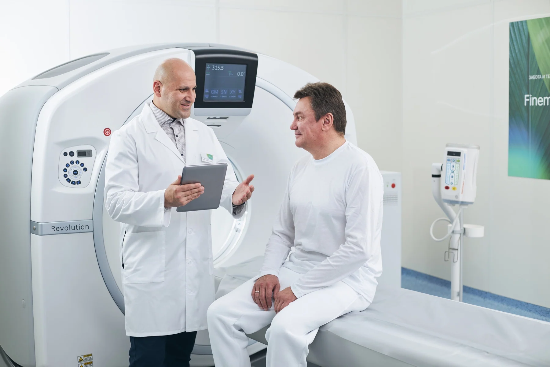 Doctor consulting a patient in the Finemedic CT room